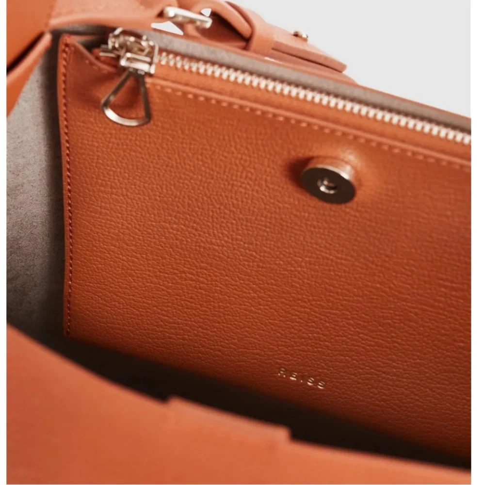Reiss hudson leather bucket bag in hazel